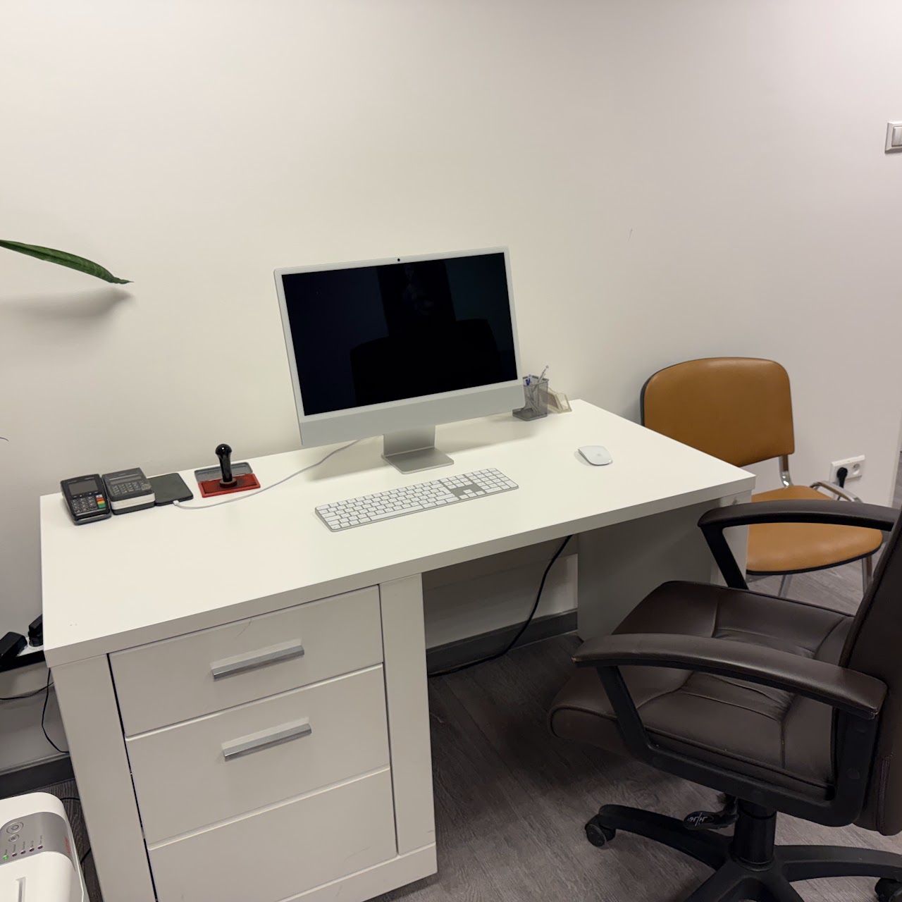Stanowisko administracyjne z komputerem iMac.