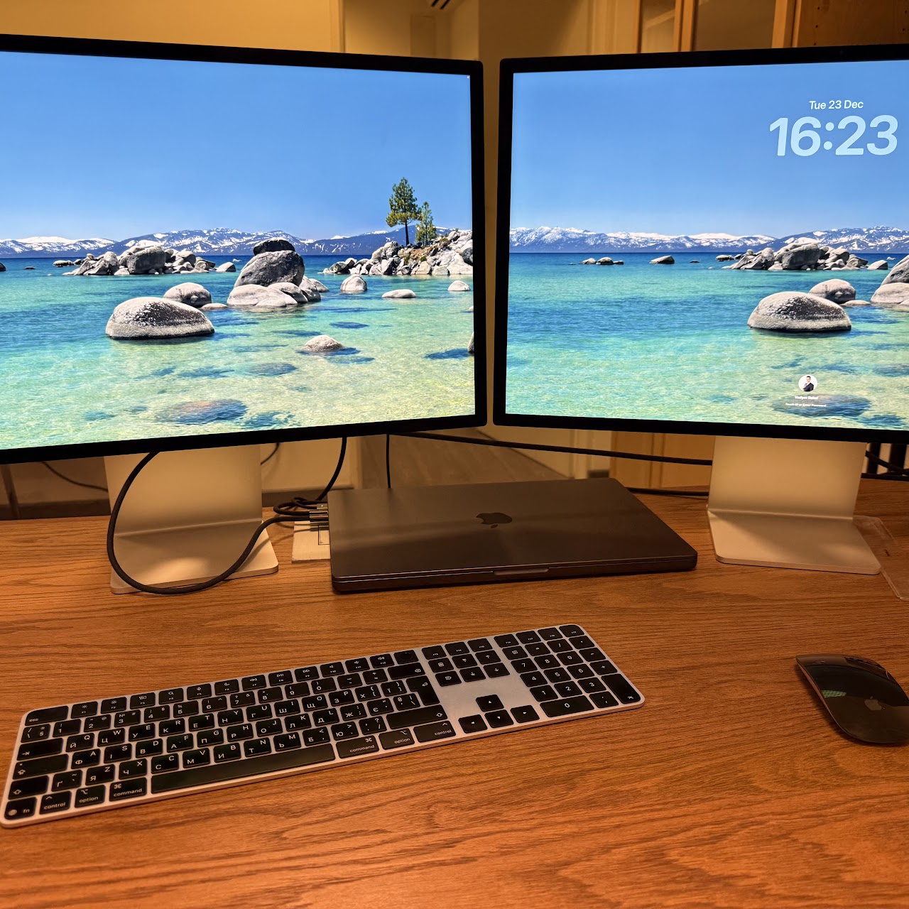 MacBook Pro i dwa monitory Apple Studio Display przy stanowisku analizy materiałów.